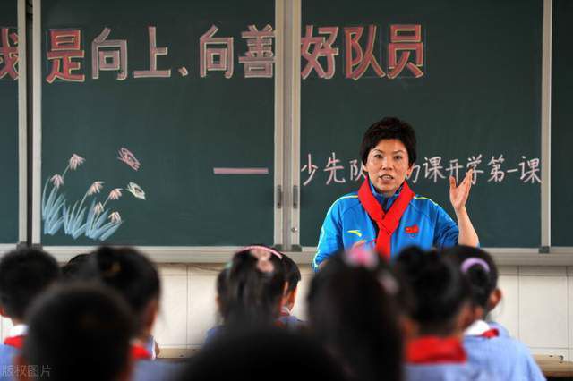 多名NBA高管：鹈鹕几乎不可能裁掉锡安据TA记者MikeVorkunov报道，由于锡安上赛季仅出战了29场比赛，他后三个赛季（2025-26、2026-27、2027-28）的合同将不再受保障。